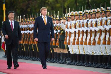 Le roi Willem-Alexander des Pays-Bas avec le président chinois Xi Jinping à Pékin, le 26 octobre 2015