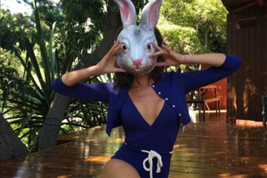 Victoria Beckham a souhaité de bonnes fêtes de Pâques à ses abonnés sur Instagram avec un masque de lapin. 
