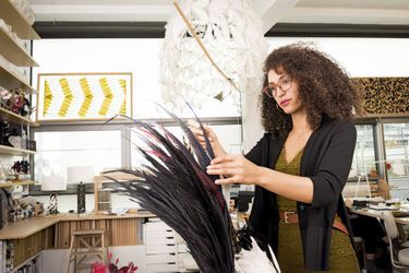 Janaïna Milheiro donne du panache à la plume. Son art est convoité par les griffes de la mode.