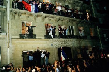 7 mai 1995. Les résultats du 2ème tour des élections présidentielles : Jacques Chirac, élu président de la République, salue la foule debout sur le rebord d'une fenêtre au balcon du 1er étage de son QG avenue d'Iéna à Paris, avec son épouse Bernadette à ses côtés.
