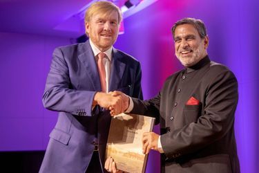 Le roi Willem-Alexander et l'ambassadeur indien aux Pays-Bas, à Amsterdam le 30 septembre 2019