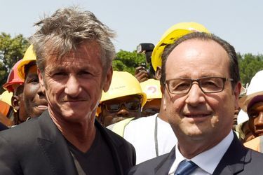 Le président François Hollande avec Sean Penn à Port-au-Prince, mardi.