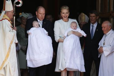 Le Prince Albert II et la Princesse Charlène de Monaco tiennent leurs enfants, le Prince Héréditaire Jacques et la Princesse Gabriella, à la sortie de leur baptême. 