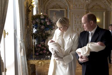 Charlène de Monaco avec le prince Albert et les enfants, le jour de la présentation des jumeaux au balcon du palais, le 7 janvier dernier.