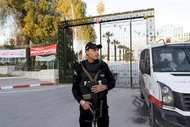 Un policier se tient en faction à Tunis.