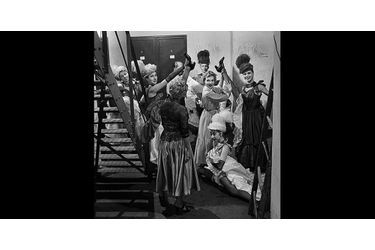 Un jour en France - 1954 – Line Renaud a préféré le Moulin Rouge à trois autres music-hall où elle a commencé son nouveau tour de chant. Ici dans les coulisses, entourée par les danseuses du Moulin.Retrouvez Paris Match Vintage sur Facebook<br />
, Twitter <br />
et Instagram<br />
