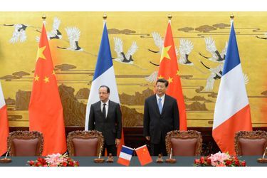 François Hollande est arrivé en Chine ce jeudi matin pour relancer les relations économiques entre Pékin et Paris. Il s'agit de ses tous premiers pas dans le pays en tant que président de la République. Accompagné de Valérie Trierweiler, le chef d'Etat français a été accueilli en grande pompe par son homologue chinois, Xi Jinping, et son épouse Peng Liyuan. Huit ministres et une soixantaine de patrons français sont également présents pour conclure des accords commerciaux. La France est le premier pays d’accueil en Europe des investissements chinois.