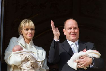 Charlène de Monaco et le prince Albert, lors de la présentation des jumeaux Jacques et Gabriella, le 7 janvier dernier. 
