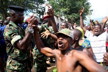 Les Burundais accueillant les soldats dans la joie à l'annonce du coup d'Etat à Bujumbura.