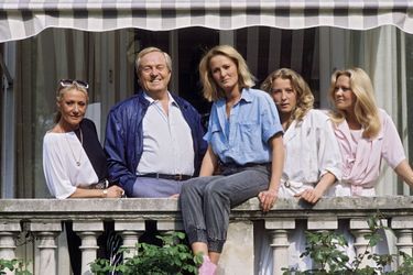 Jean-Marie Le Pen et ses filles, Yann, Marine et Marie-Caroline, en 1984.