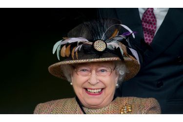 Elizabeth fête ce dimanche ses 87 printemps. La reine va célébrer son anniversaire dans l&#039;intimité, et comme le veut la tradition, le fêtera un nouvelle fois lors de la cérémonie du &quot;Trooping the Colour&quot;. En attendant, le Royal Blog de Paris Match vous propose de revenir sur l&#039;année de Sa Majesté, principalement marquée par son jubilé de diamant marquant les soixante ans de son accession au trône. Sur cette photo, la reine ravie de voir gagner l&#039;un de ses chevaux lors d&#039;une course, le 19 avril.