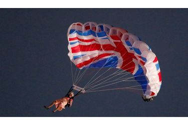 Héliportée par James Bond jusqu&#039;au dessus du stade, la reine a sauté en parachute pour ouvrir la cérémonie des Jeux Olympiques de Londres... Une séquence à la dérision très britannique qui a surpris et amusé le monde entier.