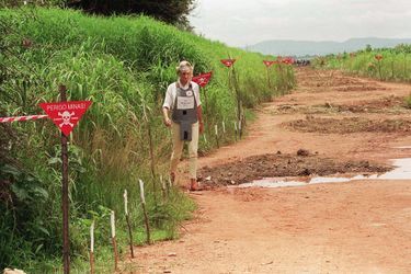 Lady Diana visite un champ de mines antipersonnel en Angola en janvier 1997