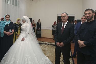 Kheda Goylabiyeva, la mariée, et son époux de 30 ans son aîné, Nazhud Guhigov.