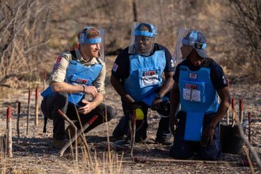 Le prince Harry visite un champ de mines antipersonnel en Angola le 27 septembre 2019