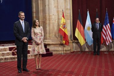 La reine Letizia, en Carolina Herrera, et le roi Felipe VI d'Espagne à Oviedo, le 20 octobre 2017