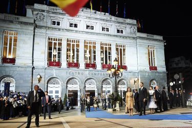 La reine Letizia et le roi Felipe VI d'Espagne avec l'ex-reine Sofia à Oviedo, le 20 octobre 2017