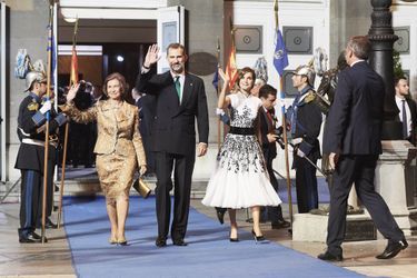 La reine Letizia et le roi Felipe VI d'Espagne avec l'ex-reine Sofia à Oviedo, le 20 octobre 2017