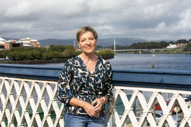 MARTINA ANDERSON, EX-MEMBRE DE L’IRA. Députée européenne depuis 2012, elle milite pour la réunification des deux Irlandes. A l’arrière-plan : le pont de la Paix, inauguré en 2011, sur Foyle, à Derry.