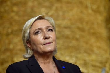 Marine Le Pen le 30 mars lors d&#039;une visite dans une exploitation agricole de Pordic, dans les Côtes-d&#039;Armor.