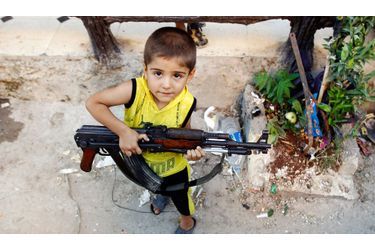 L’année dernière, le rapport de Human Rights Watch a révélé que des enfants étaient enrôlés par l’Armée Syrienne Libre (ASL) pour grossir les rangs de la résistance. Comme de vrais adultes, ces enfants apprennent à manipuler les armes: assemblage, entretien et cours de tir. L’âge n’est pas un critère disqualifiant pour les chefs de guerre. Cette mobilisation n’est pas sans conséquence: plusieurs enfants ont déjà trouvé la mort, en ligne de front. Les conventions internationales interdisent le recours aux soldats âgés de moins de 16 ans.