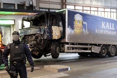 Le camion qui a foncé dans la foule à Stockholm vendredi, tuant au moins quatre personnes. 