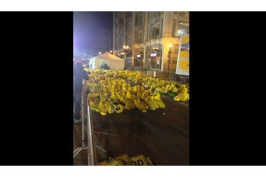 Ces sacs jaunes contiennent les effets personnels laissés par les victimes au moment de leur évacuation.