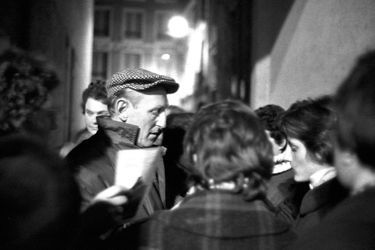 Bourvil signe des autographes à la sortie du théâtre, février 1962