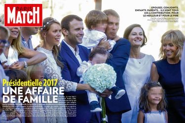27 août 2016: au Touquet Paris-Plage, Emmanuel Macron entouré de toute la famille, au baptême d’Aurèle, le petit-fils de sa femme Brigitte