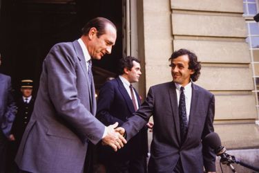 Le Premier ministre Jacques Chirac avec le footballeur Michel Platini sur le perron de l&#039;hôtel Matignon le 27 avril 1987 à Paris, France. 