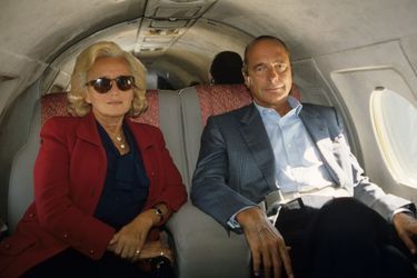 Bernadette et Jacques Chirac assis côte à côte, à bord du jet les ramenant à Paris.