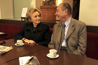 Jacques Chirac et son épouse Bernadette se regardant les yeux dans les yeux assis devant un café au restaurant &quot;La taverne du sommelier&quot; à Tulle où ils ont déjeuné après avoir passé la matinée à la Foire du livre de Brive. Il est venu signer son livre &quot;Chaque pas doit être un but&quot; aux éditions Nil.