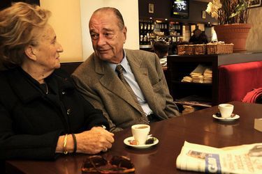 Jacques Chirac et son épouse Bernadette se regardant les yeux dans les yeux assis devant un café au restaurant &quot;La taverne du sommelier&quot; à Tulle où ils ont déjeuné après avoir passé la matinée à la Foire du livre de Brive. Il est venu signer son livre &quot;Chaque pas doit être un but&quot; aux éditions Nil.