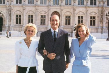 Jacques Chirac entre son épouse Bernadette et leur fille Claude devant l&#039;Hôtel de ville de Paris.