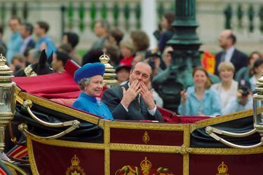 Jacques Chirac avec la reine Elizabeth II à Londres en mai 1996. Ses baisers envoyés à la foule avaient agacé les tenants les plus stricts du protocole...