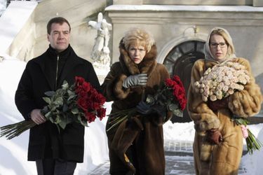 Le président russe Dmitry Medvedev, Lyudmila Narusova et Ksenia Sobchak à un hommage pour les 10 ans de la mort d'Anatoli Sobchak, en février 2010.