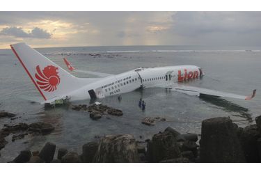Les 108 passagers et membre d’équipage du Boeing 737 de la compagnie indonésienne Lion Air ont eu la peur de leur vie. Samedi, l’appareil s’est abîmé en mer après avoir raté la piste d’atterrissage de l’aéroport de Bali. Alors que le bilan aurait pu être catastrophique, toutes les personnes à bord ont survécu à ce crash. Quarante-cinq personnes ont toutefois été hospitalisées. Les autorités n’ont pas précisé si elles souffraient de blessures graves ou légères. Lion Air fait partie de la liste noires des compagnies aériennes en Europe et aux Etats-Unis. 