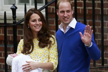 Le prince William, son épouse la duchesse de Cambridge, née Kate Middleton, et la princesse Charlotte à la sortie de la maternité samedi. 