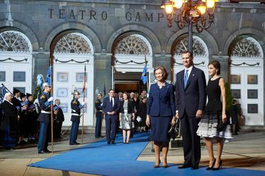 La reine Letizia et le roi Felipe VI d'Espagne avec l'ex-reine Sofia à Oviedo, le 23 octobre 2015