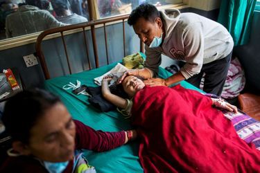 Rojina Chetri, 8 ans, une des trois enfants miraculés au Népal. 