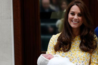 La duchesse de Cambridge, née Kate Middleton, avec sa fille la princesse Charlotte le jour de sa naissance, le 2 mai 2015 à Londres