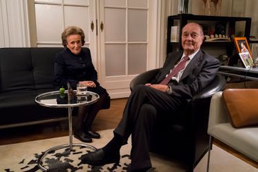 Paris, France, 20 novembre 2013. L&#039;ancien président de la République française, Jacques Chirac, à son bureau, rue de Lille, avec son épouse Bernadette.