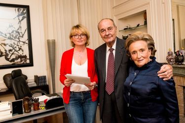 Paris, France, 20 novembre 2013. L&#039;ancien président de la République française, Jacques Chirac, à son bureau, rue de Lille, à Paris, avec Claude et Bernadette.