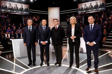 François Fillon, Emmanuel Macron, Jean-Luc Mélenchon, Marine Le Pen et Benoît Hamon, sur TF1 lundi soir.