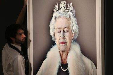Le tirage du portrait de la reine Elizabeth II par Chris Levine présenté chez Sothevy's à Londres le 31 mars 2017