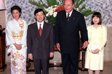 Jacques Chirac avec le prince Naruhito, son épouse la princesse Masako et la princesse Sayako à Tokyo en avril 1998. 