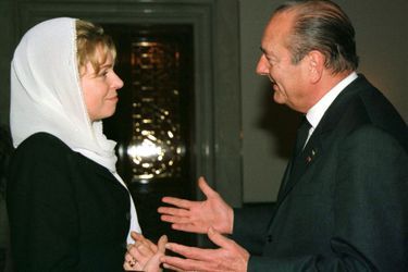 Jacques Chirac avec la reine Noor, veuve du roi Hussein de Jordanie, en février 1999.
