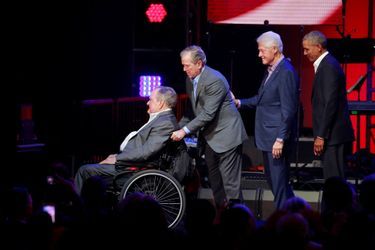 Jimmy Carter, George H.W. Bush, Bill Clinton, George W. Bush et Barack Obama réunis au Texas pour un concert caritatif le 21 octobre 2017.
