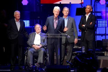 Jimmy Carter, George H.W. Bush, Bill Clinton, George W. Bush et Barack Obama réunis au Texas pour un concert caritatif le 21 octobre 2017.