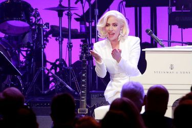 Lady Gaga sur scène au Texas pour récolter des dons pour les victimes des ouragans qui ont ravagé les Etats-Unis.
